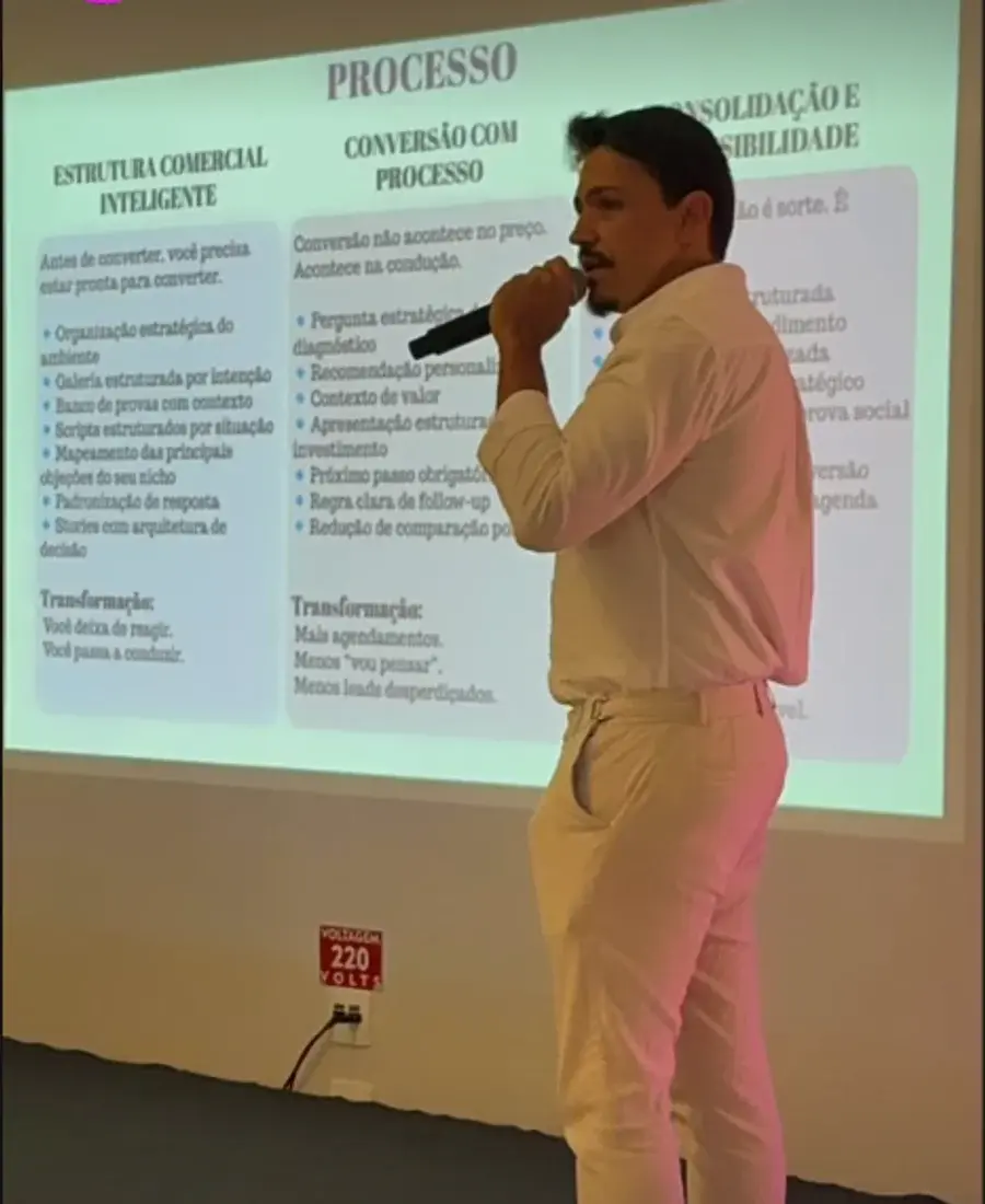 Hildo Capucci palestrando em congresso do setor de beleza